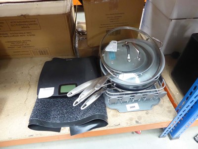 Lot 3089 - Weighing scales, mat, plus loose pans and dish...