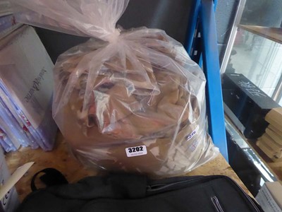 Lot 3202 - Bag of military clothing