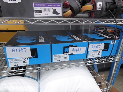 Lot 3313 - 3 boxed pairs of BearGrip safety shoes