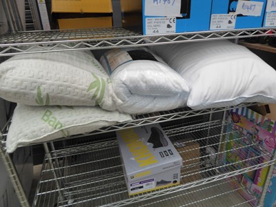 Lot 3314 - 5 loose bedding pillows