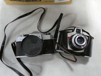 Lot 2260 - Box containing various cameras and equipment