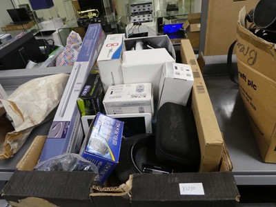 Lot 2261 - Box containing various items to include under...