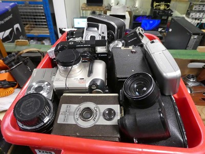 Lot 2266 - Box containing various cameras