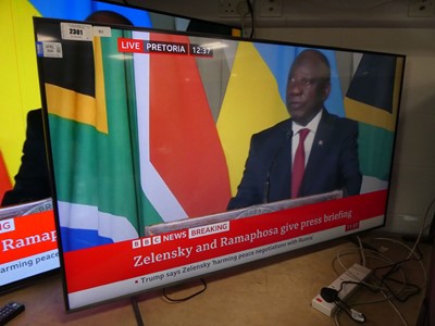 Lot 2301 - Samsung 55" Tv Model QE55Q67DAU with remote R2...