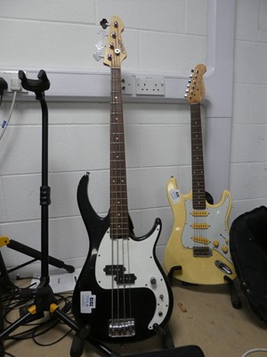 Lot 2313 - Peavey 4-string bass guitar