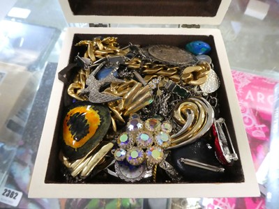 Lot 2358 - Selection of jewellery items in box