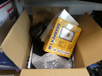Lot 2501 - Box of digital cameras