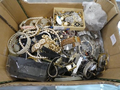 Lot 2366 - Box containing various jewellery items,...