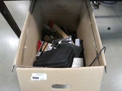 Lot 2525 - Box of items, to include card readers, massage...