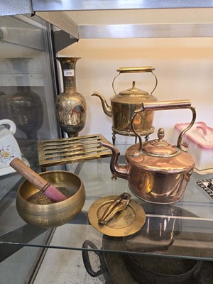 Lot 319 - An assortment of brass and copperware to...