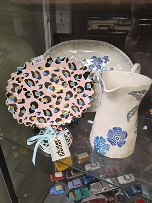 Lot 351 - A small assortment of ceramics consisting of...