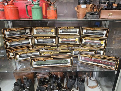 Lot 371 - Seventeen 00 gauge model Palltoy mainline...