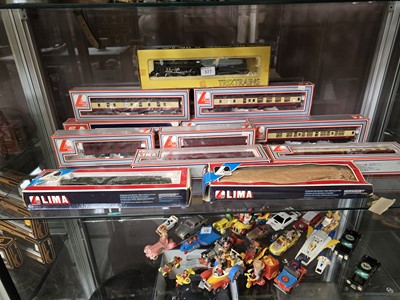 Lot 377 - A selection of Lima 00 gauge rolling stock...