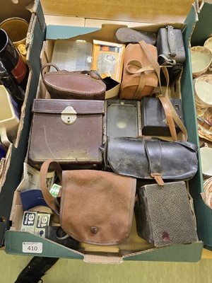 Lot 410 - A tray containing a quantity of old cameras...