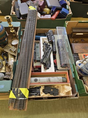 Lot 415 - A tray of 00 gauge railway locomotives rolling...