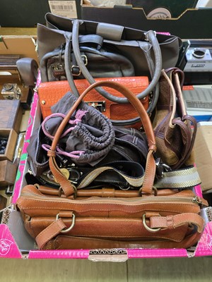 Lot 417 - A tray of various ladies leather handbags