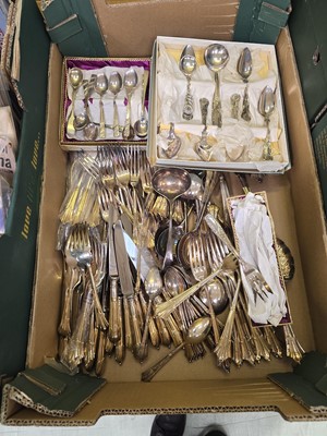 Lot 444 - A tray of various flatware