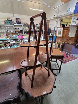 Lot 82 - An early 20th century folding cake stand