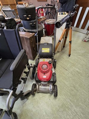 Lot 115 - A Honda petrol lawn mower self propelled