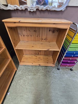 Lot 129 - A modern pine bookcase