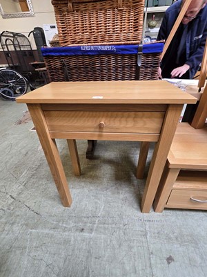 Lot 94 - A modern oak side table with a single drawer
