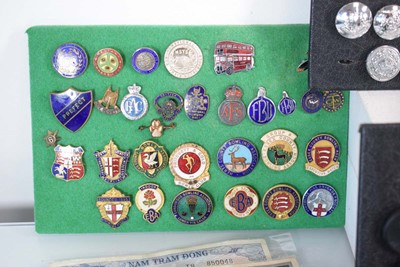 Lot 108 - A collection of buttons, badges, belt buckles,...