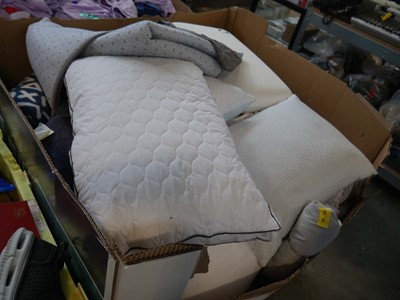 Lot 1082 - Pallet of mixed bedding to include pillows,...