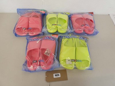 Lot 1625 - x5 pairs of 32 degrees cool youth cushion...