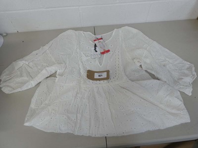 Lot 1671 - Approx. 15 women's long sleeve white summer...