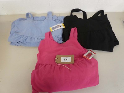 Lot 1676 - Approx. 13 women's sleeveless long summer...