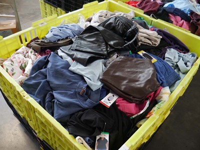 Lot 1686 - A pallet containing men's and women's clothing...