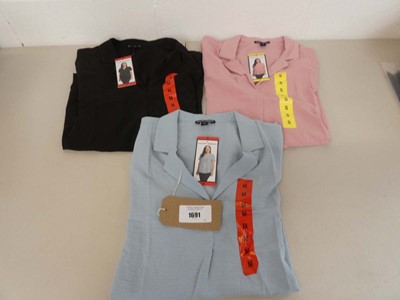 Lot 1691 - Approx. 33 women's v neck short sleeve shirts...