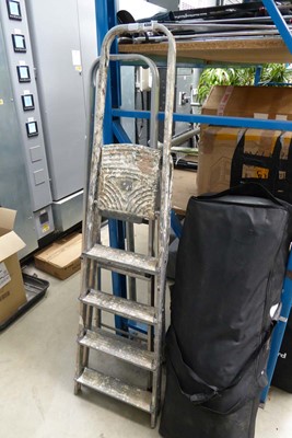 Lot 4364 - 4 tread folding step ladder