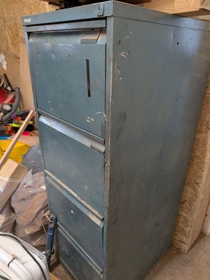 Lot 8 - 2m carpenters bench with vice and a 4 drawer...