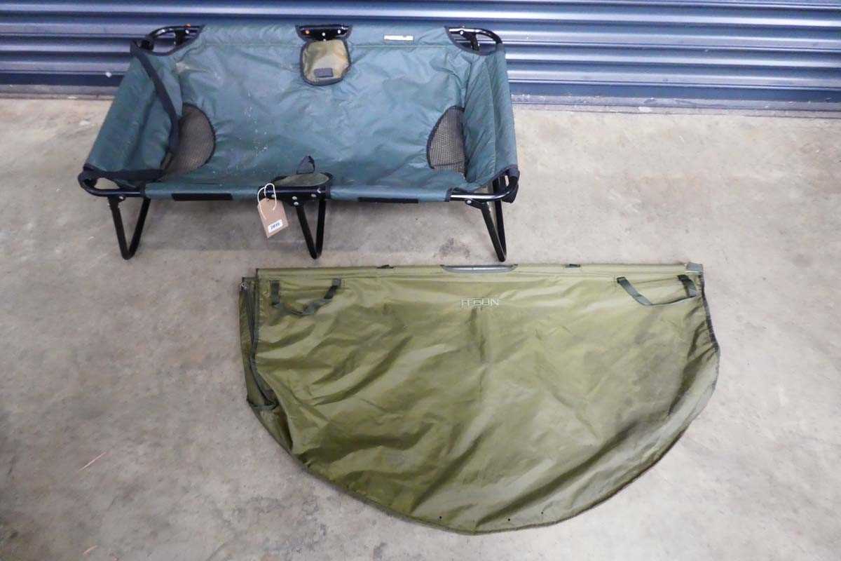 Lot Rogue unhooking stand with large Nash fish...