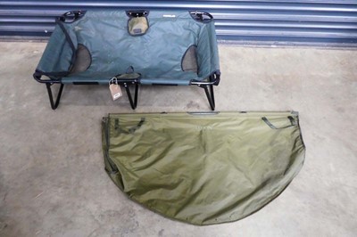 Lot Rogue unhooking stand with large Nash fish...