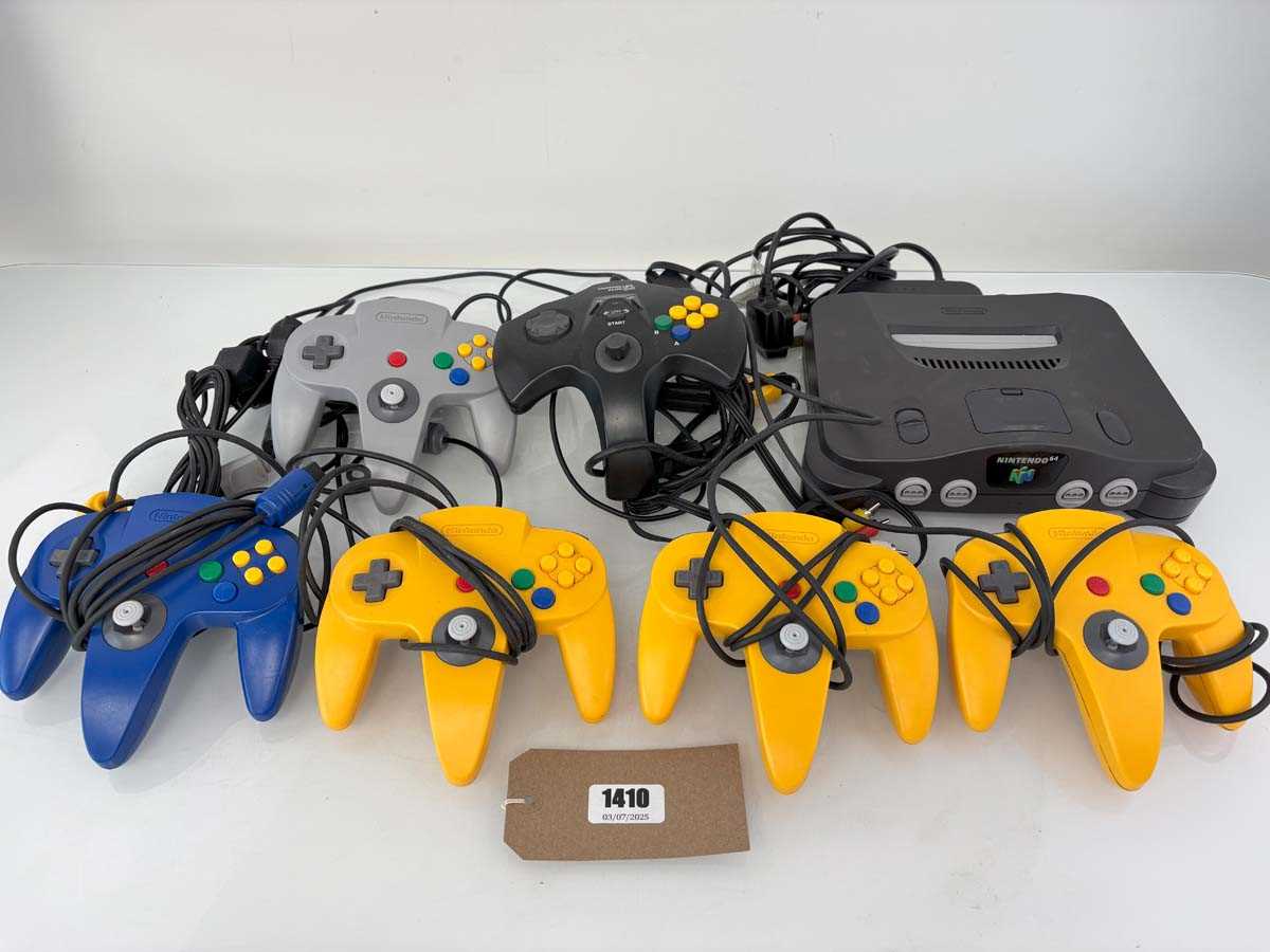 Lot Nintendo 64 with 6 controllers
