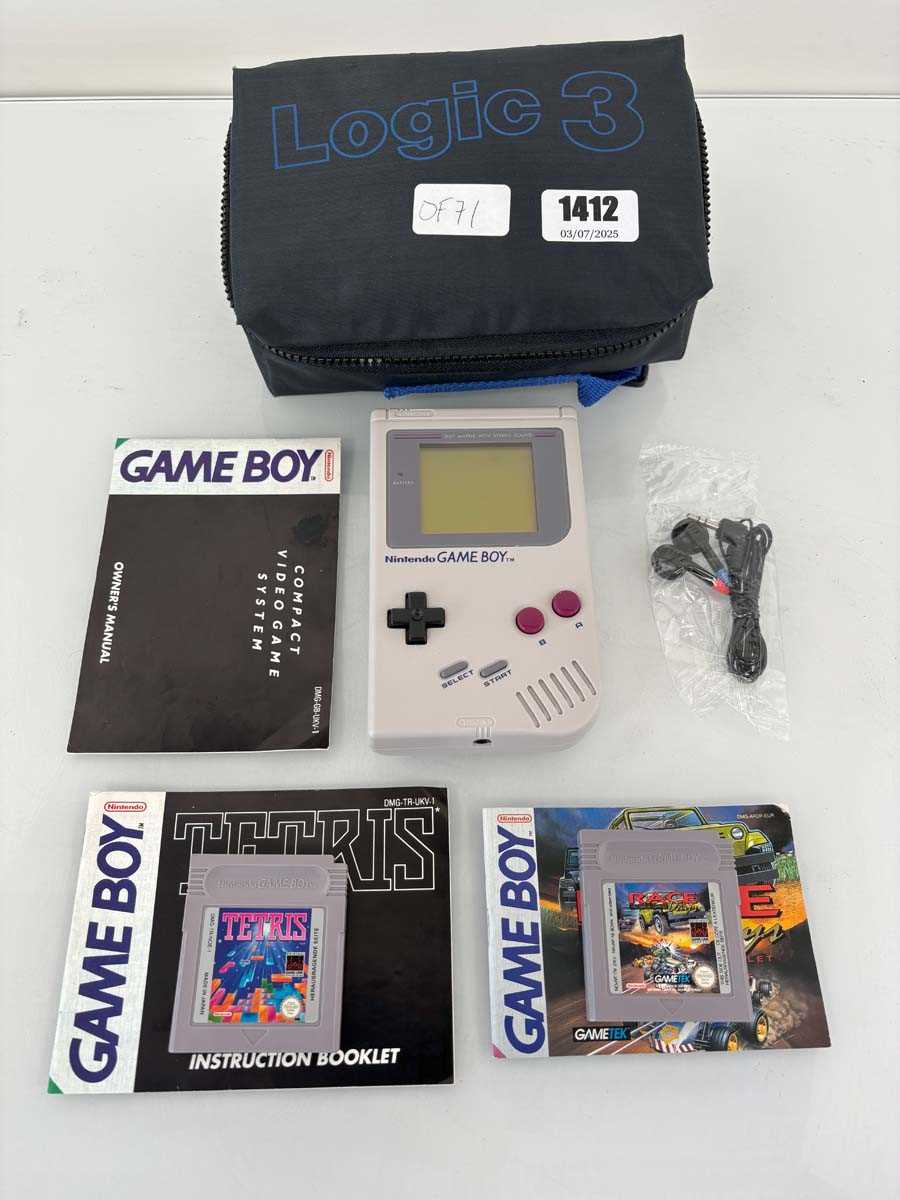 Lot GameBoy with 2x games, headphones and Logic3...