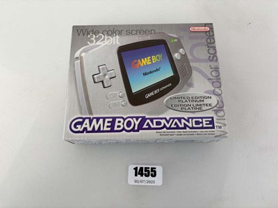 Lot GameBoy Advanced boxed in silver