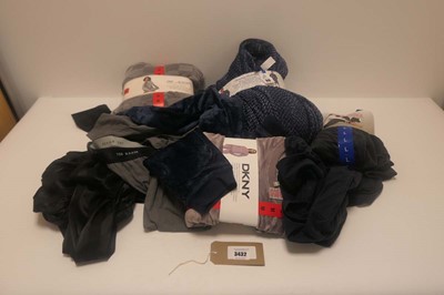 Lot 3432 - A bag containing mixed loungewear to include...