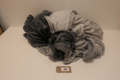 Lot 3433 - A large throw