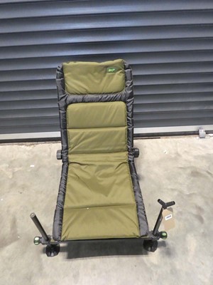 Lot SKP green and black cushioned collapsible...