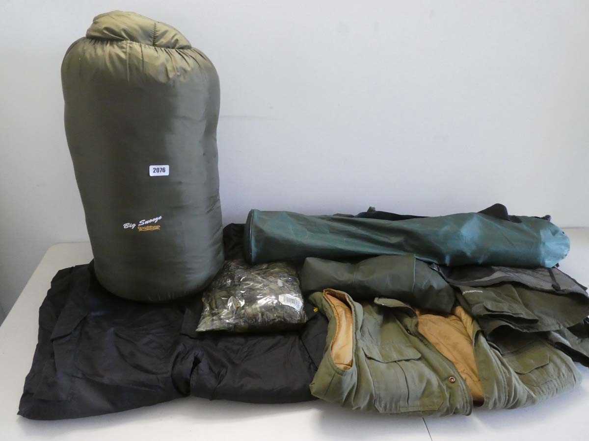 Lot Quantity of weatherproof clothing incl. pair...