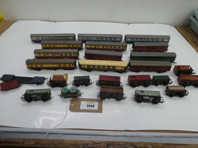 Lot 3508 - Selection of Tri-ang railway carriages