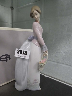 Lot 2078 - Lladro lady with a flower basket