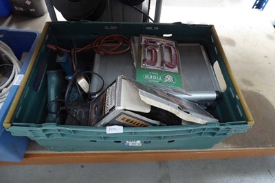 Lot 4572 - Green plastic crate containing various tools...