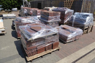 Lot 4329 - 15 pallets of red concrete Forticrete Gemini...