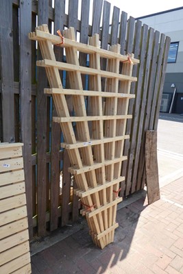 Lot 4335 - 4 pieces of fan trellis
