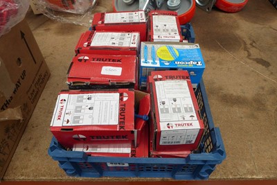 Lot 4545 - Small tray of Trutek and other deck screws