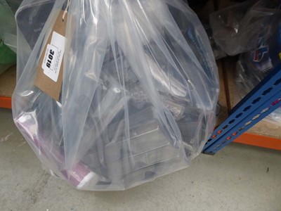 Lot 3019 - Large bag of sun readers, golf clubs, etc